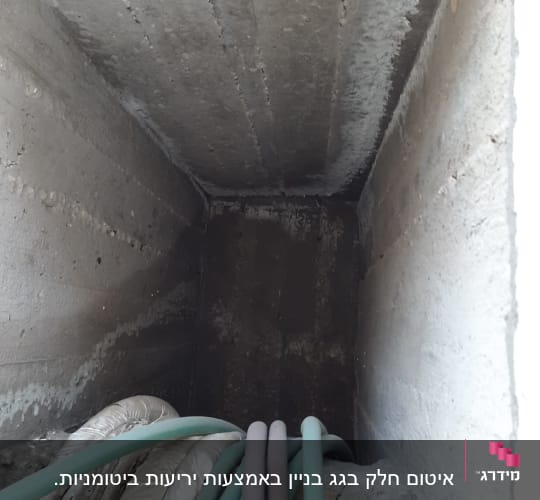 צינורות ירוקים ואפורים בתוך תעלת בטון